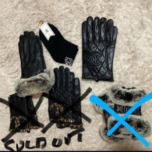 Elegant Black Leather Gloves with Fur Trim